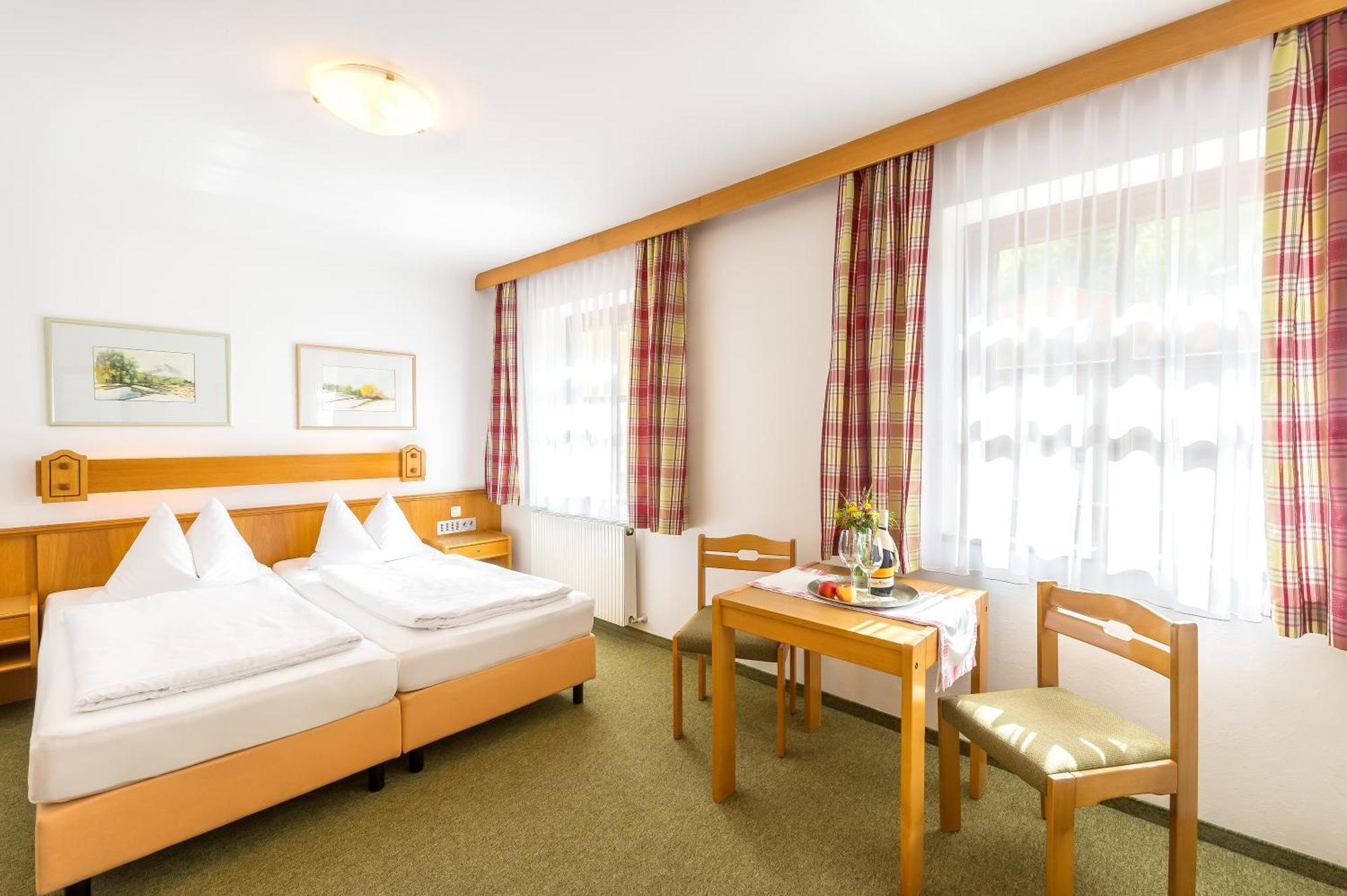 Landhotel Almroesl Im Grossarltal Huttschlag Room photo